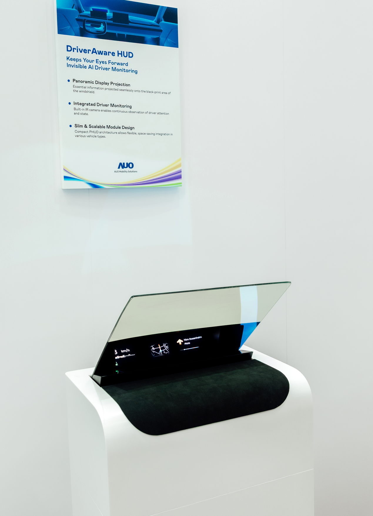 DriverAware HUD结合抬头显示器与隐藏式红外线摄影机，将车速、导航及警示讯息投影于挡风玻璃上，完美对齐驾驶目不离路的视线，同时，透过AI 监控驾驶注意力以提升安全性。